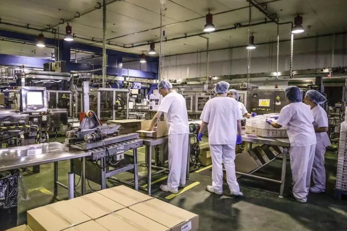 Un juez condena a Mantequerías Arias por vigilar con cámaras los accesos a vestuarios y comedor sin informar a los trabajadores