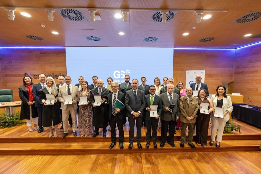 QUINCE NUEVOS GRADUADOS SOCIALES JURAN SU CARGO EN EL 51 ANIVERSARIO DEL COLEGIO DE SANTA CRUZ DE TENERIFE