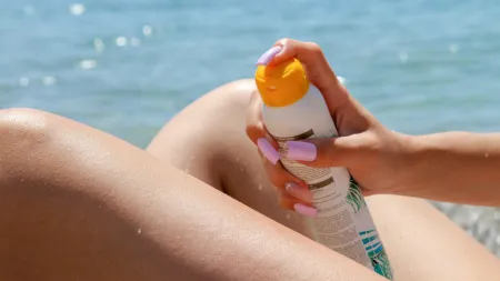 Os cuidados essenciais na aplicação de protetor solar em spray