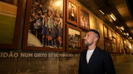 Francesco Farioli é o novo timoneiro do FC Porto