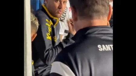 Neymar marca e saboreia pipocas no banco após jogo