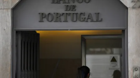 Diretor do Banco de Portugal assina contrato após ser constituído arguido na operação Pactum