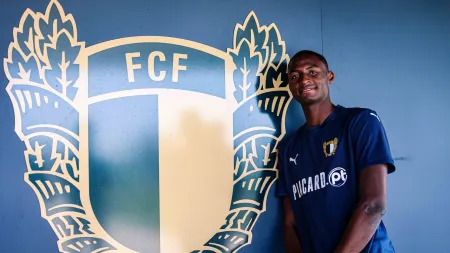Umar Abubakar junta-se ao Famalicão por cinco temporadas