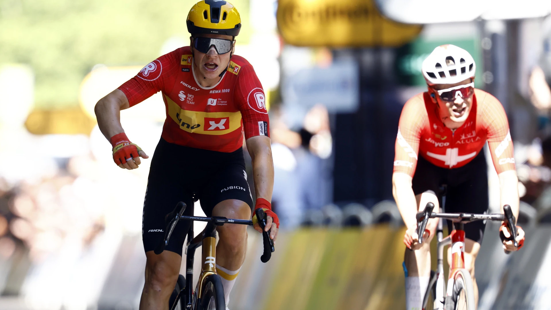Jonas Abrahamsen conquista primeira vitória em grandes Voltas após queda de Pogacar