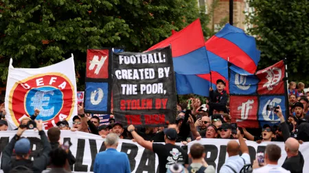 "Protesto em Londres: Adeptos do Crystal Palace Contestam Decisão da UEFA"