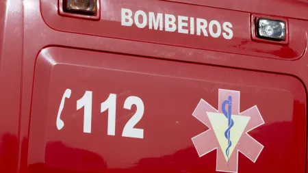 Resgate em Albufeira: Bombeiros empenhados em salvar indivíduo em conduta