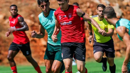 Empate entre Santa Clara e Farense em jogo de preparação