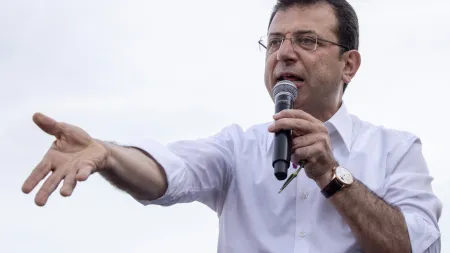 Autarca de Istambul condenado a prisão por insultar procurador-geral