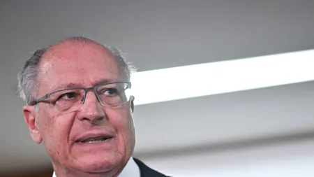 Indignação Brasileira Face às Tarifas dos EUA e Proposta em Espera desde Maio
