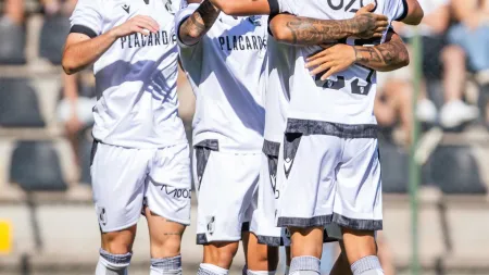 Luís Pinto destaca avanço dos jogadores no novo esquema tático