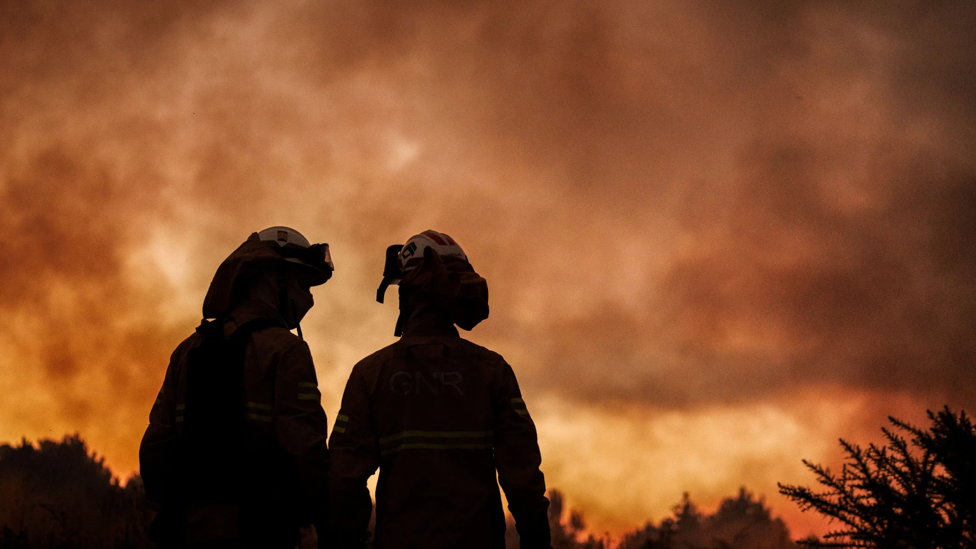 Incêndio em Sabrosa atinge fase de controle e queda de temperaturas ajuda a operação