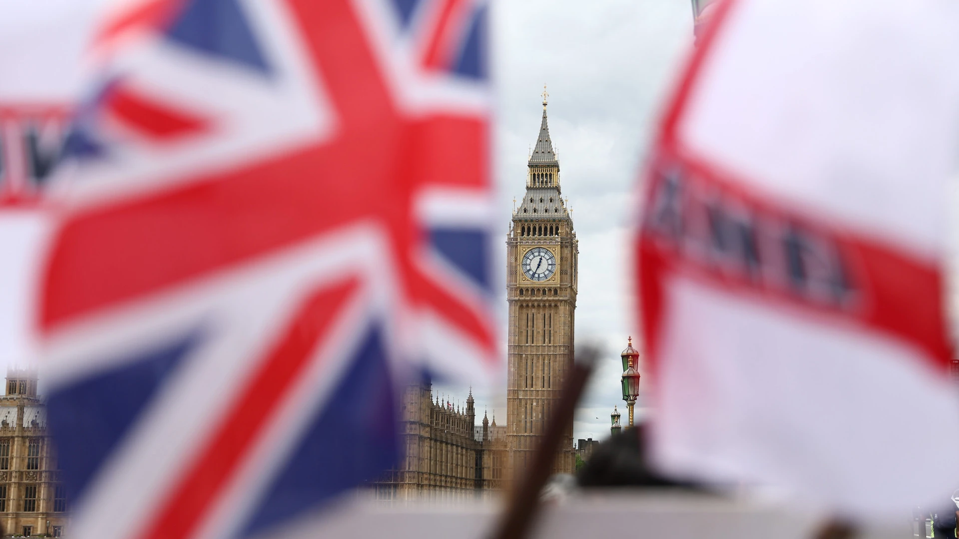 Talibãs refutam alegações de perseguição a afegãos no programa britânico de asilo