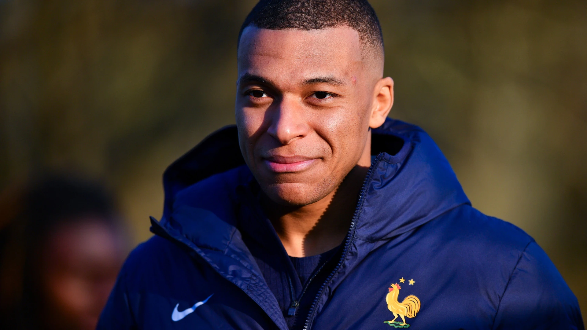 Kylian Mbappé sob escrutínio após doação polémica a polícias