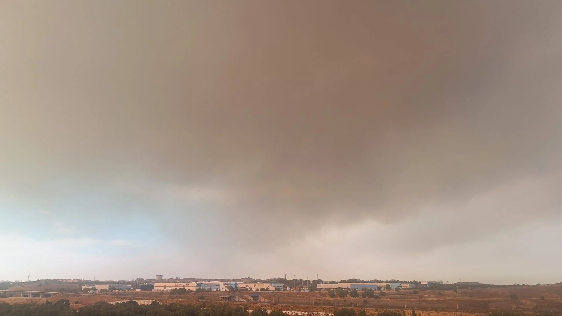 Incêndio em Méntrida provoca alerta e nuvens de fumo sobre Madrid