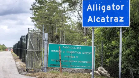 EUA enfrentam ação judicial por restrições no apoio a imigrantes na perigosa 'Alcatraz dos Jacarés'