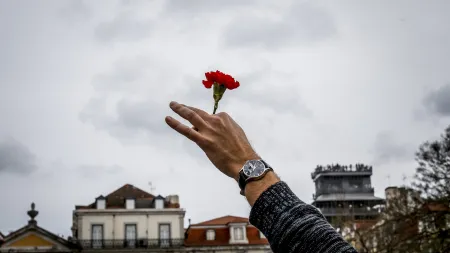 Dossiê Multimedia Reflete Sobre o Impacto do "Verão Quente" de 1975