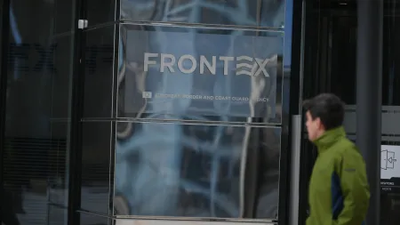 Sea Watch denuncia Frontex com entrega simbólica de coletes salva-vidas