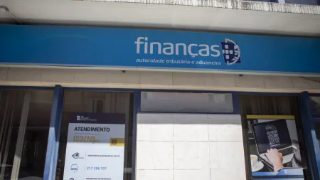Cuidado com novos 'emails' fraudulentos que imitam a Autoridade Tributária