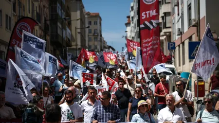 Trabalhadores da Administração Pública Protestam em Lisboa por Melhores Salários
