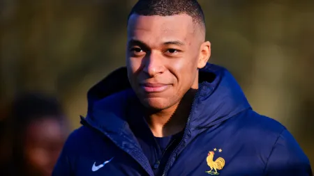 Kylian Mbappé sob escrutínio após doação polémica a polícias