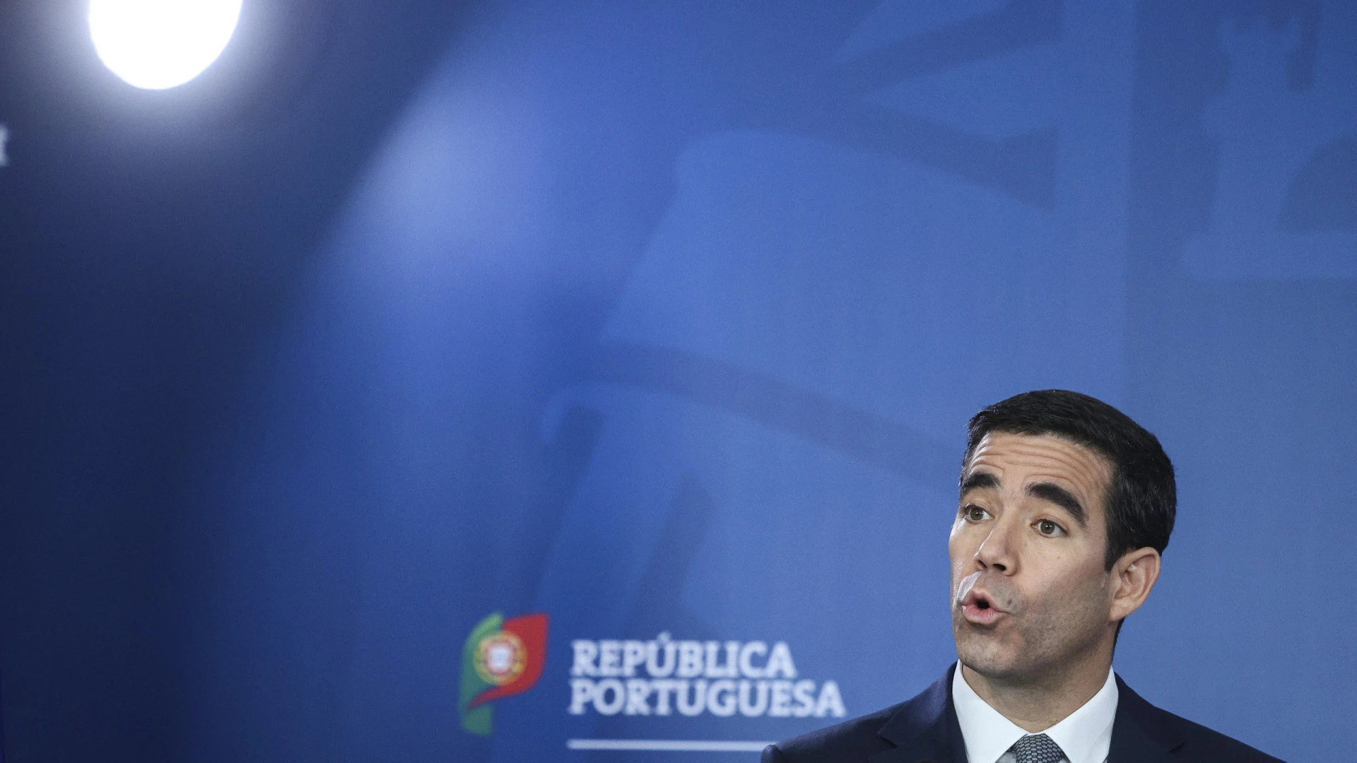 Governo esclarece que não existem relações preferenciais com Chega ou PS