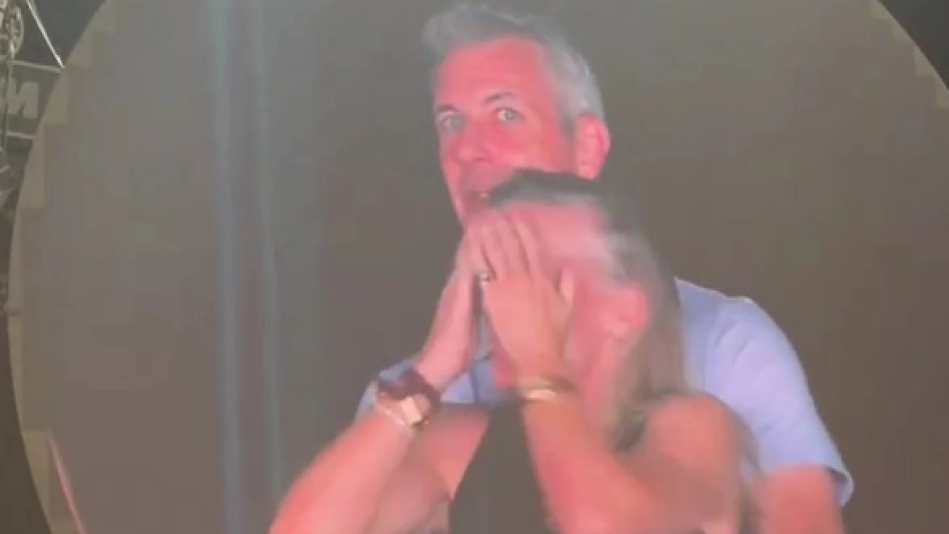 Traição em concerto dos Coldplay gera memes e reações de marcas