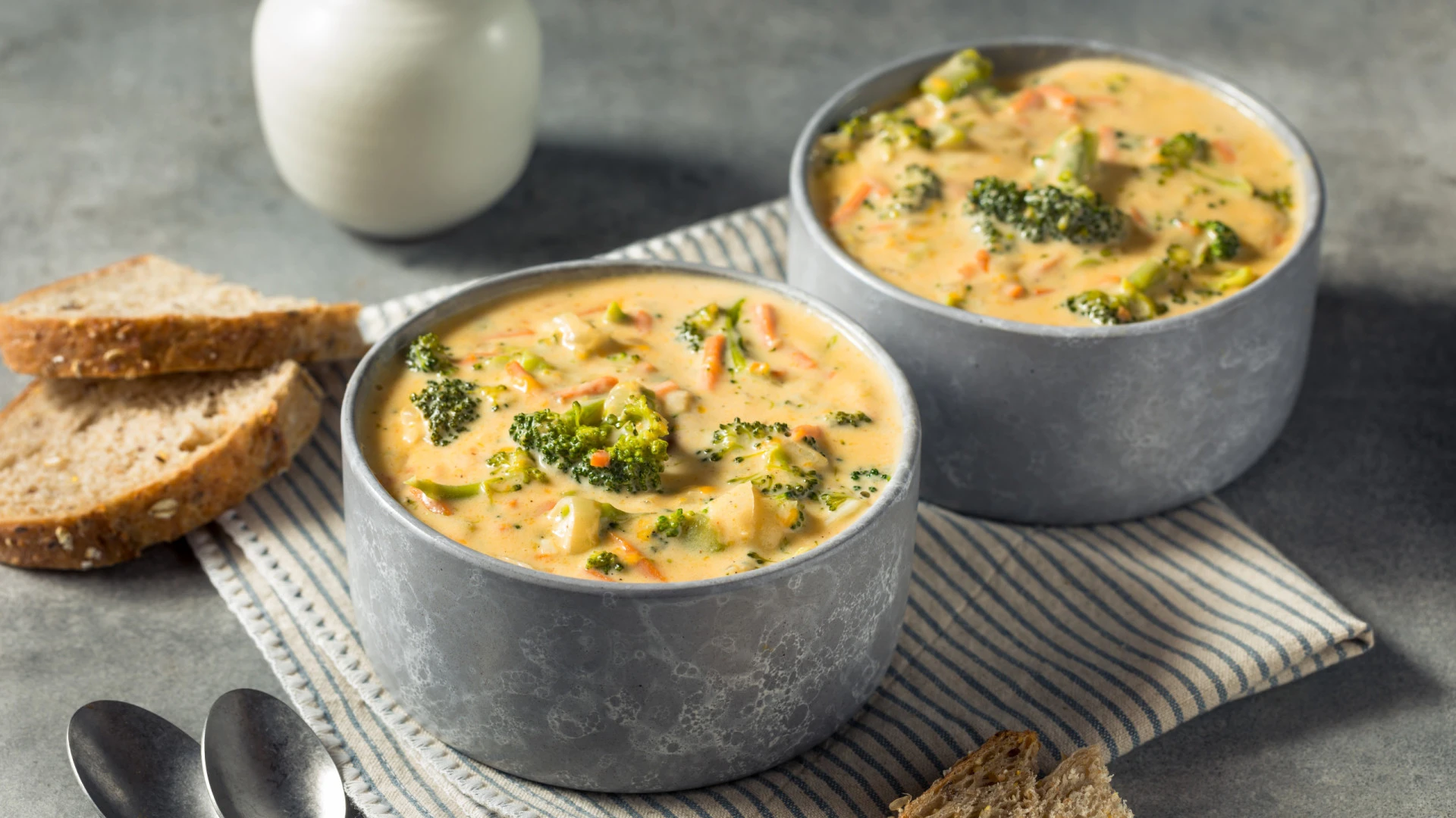 Sopa reconfortante de brócolos e cheddar para uma noite tranquila