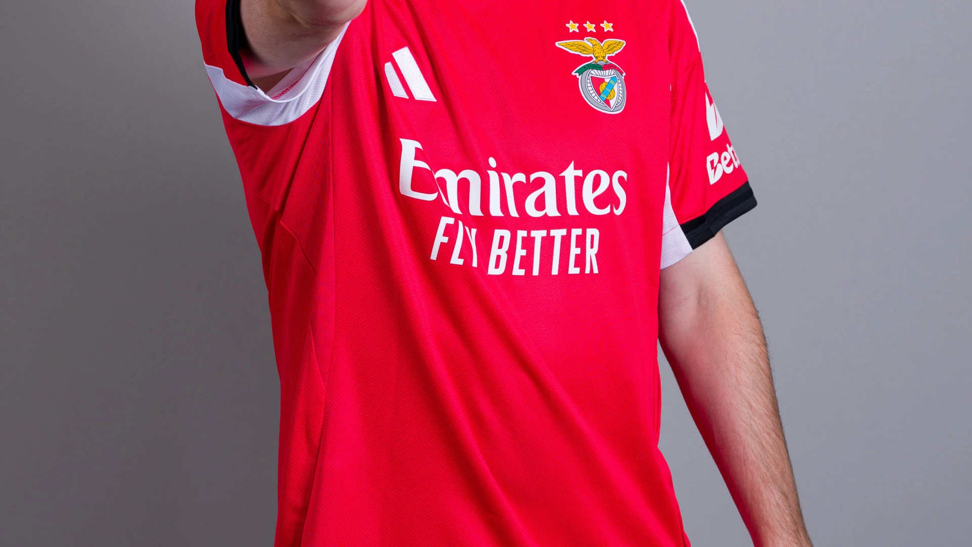 Akturkoglu reafirma compromisso com o Benfica e veste a camisola 7