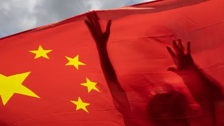 Estudante Chinesa Expulsada por Supostas Interações com Estrangeiro Geram Controvérsia