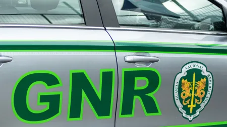 Grupo de proprietários transforma automóveis em alojamentos ilegais nos Açores