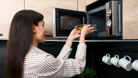 Alimentos que deviam ficar longe do microondas