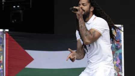 Polícia britânica encerra caso Kneecap, mas investigações continuam sobre Bob Vylan