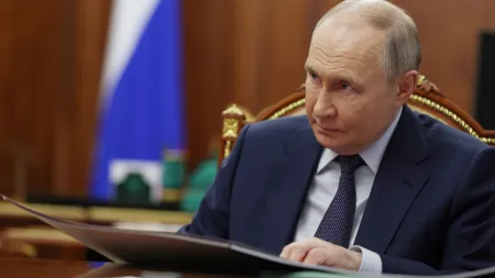Putin afirma empenho na resolução pacífica do conflito ucraniano