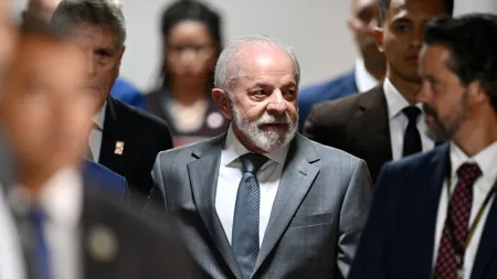 "Lula promete candidatura em 2026 para evitar retorno ao extremismo"