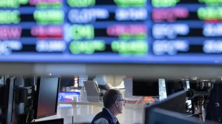 Nasdaq alcança novo patamar enquanto Wall Street navega em águas incertas