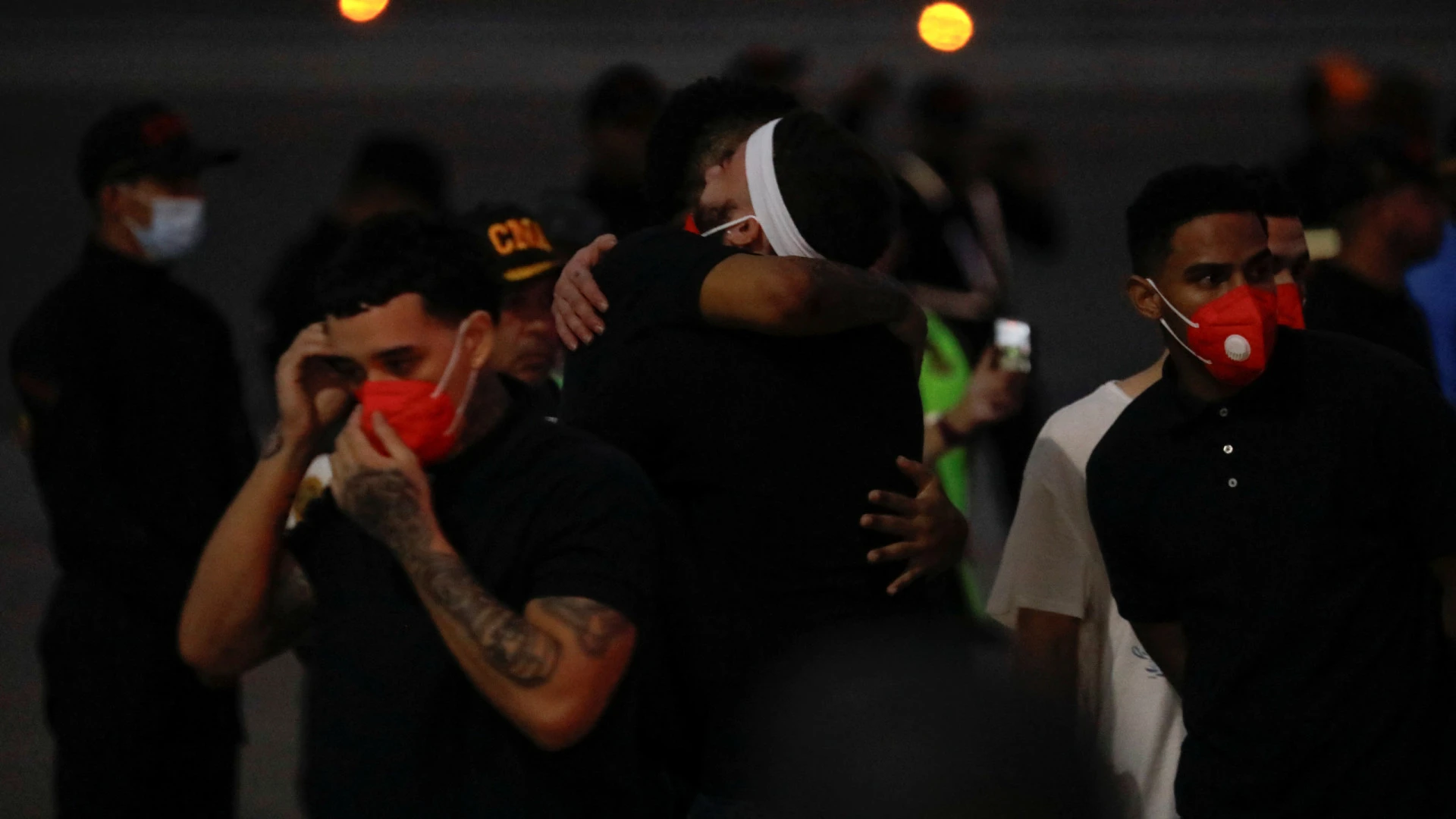 Venezuelanos deportados de El Salvador regressam a Caracas após troca