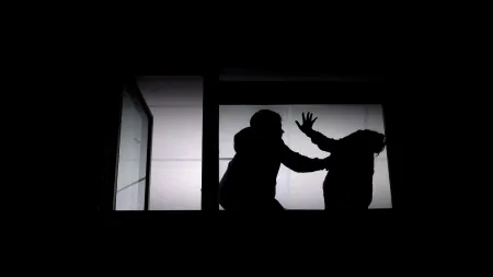 Jovem detido por violação da companheira após escalada de violência