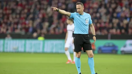 "Michail Antonio critica severamente o árbitro Artur Soares Dias após derrota na Liga Europa"