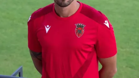 Francisco Ferreira junta-se ao Penafiel após saída da Académica