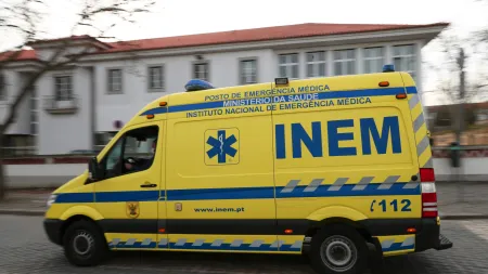 Bombeiros ameaçam suspender uso de ambulâncias se pagamentos não forem regularizados