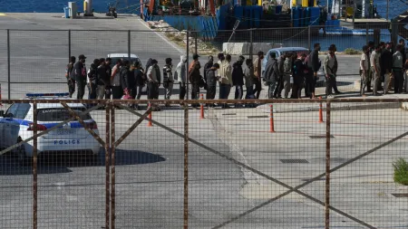 Grécia inicia detenções de migrantes após suspensão temporária de asilo