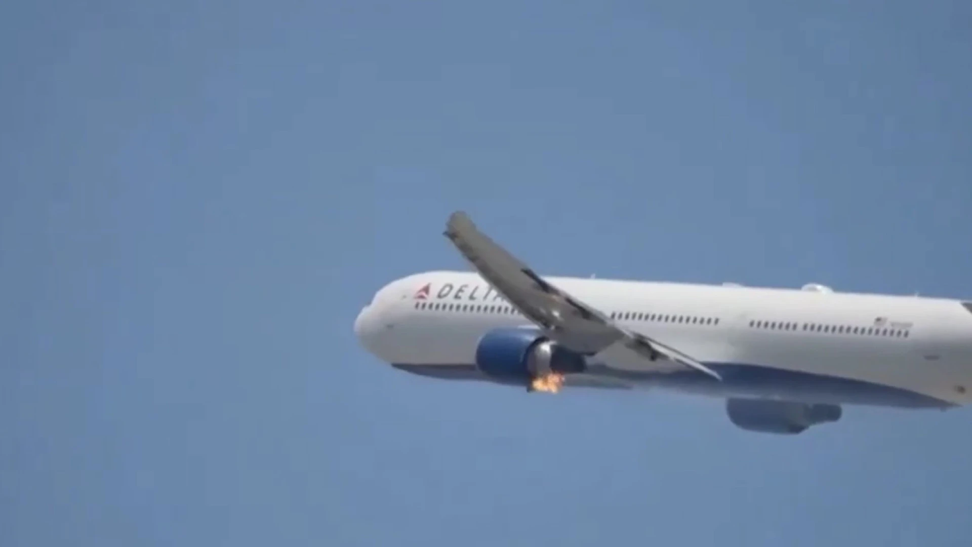 Incêndio em motor de avião da Delta Airlines após descolagem em Los Angeles
