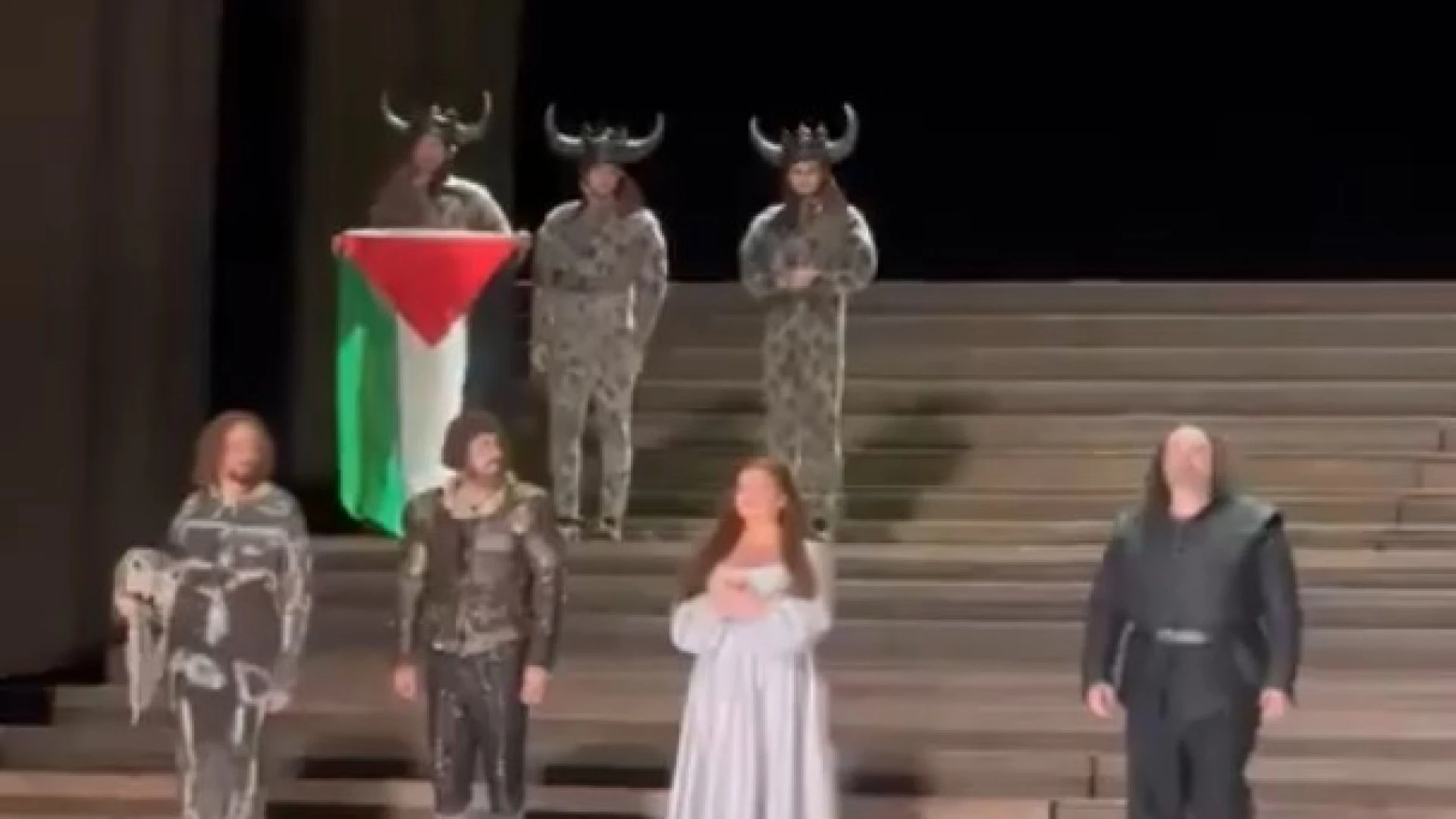 Intérprete de ópera levanta bandeira da Palestina durante espetáculo em Londres