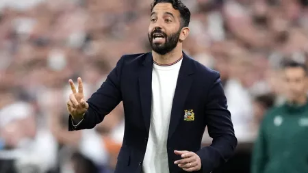 Manchester United flexibiliza orçamento para apoiar Ruben Amorim