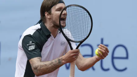 Bublik conquista primeiro título de terra batida em Gstaad