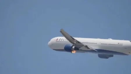 Incêndio em motor de avião da Delta Airlines após descolagem em Los Angeles