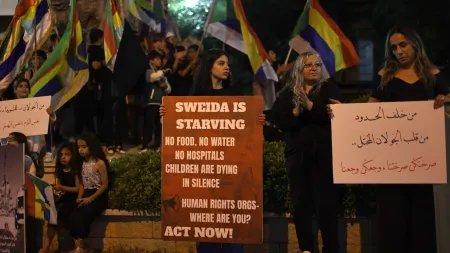 Comboio humanitário chega à cidade de Sweida após semanas de conflito