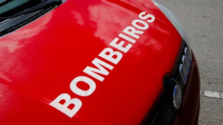 Família evacuada após incêndio na sua habitação em Esposende