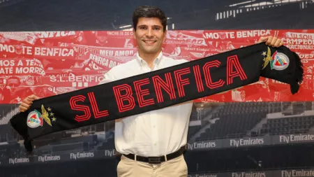 Bélone Moreira renova contrato com o Benfica até 2026 e celebra 11 anos no clube