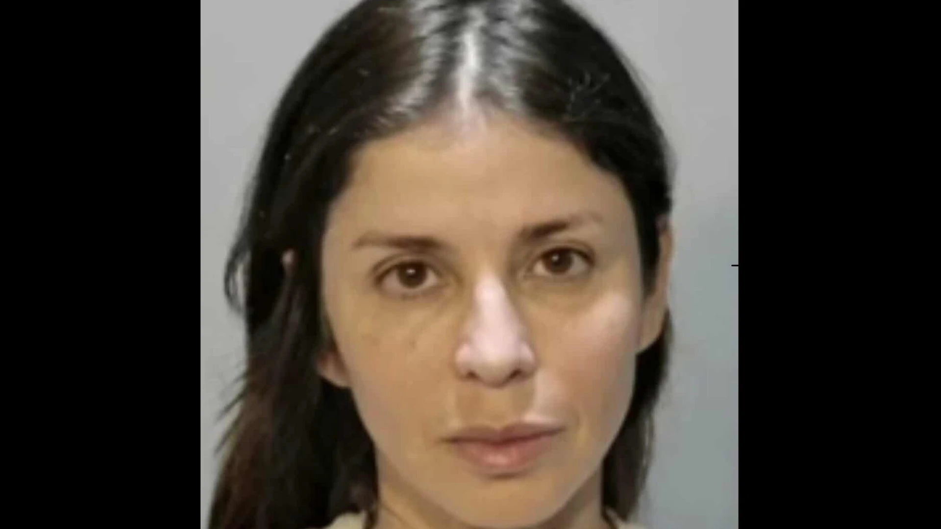 Mulher detida por agressão após a morte de galinha em acidente